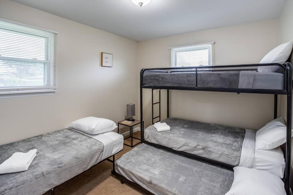 {Quiet Suburban Ranch Hot Tub} Mins Arpt/Rit/Dwnt Apartment Rochester Exterior photo