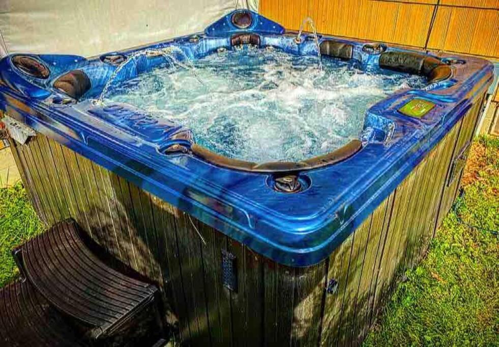 {Quiet Suburban Ranch Hot Tub} Mins Arpt/Rit/Dwnt Apartment Rochester Exterior photo