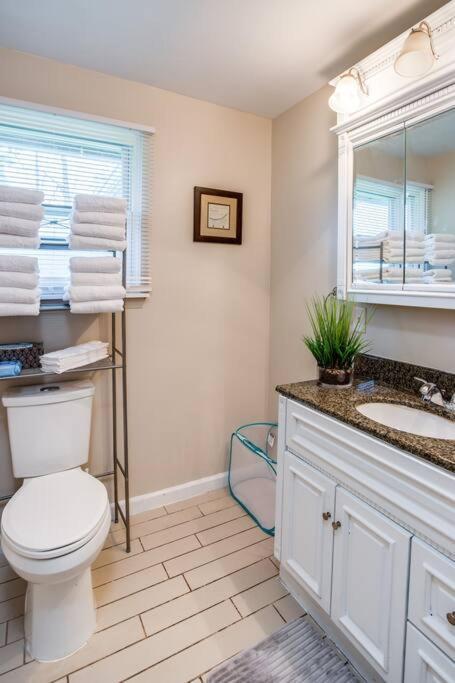 {Quiet Suburban Ranch Hot Tub} Mins Arpt/Rit/Dwnt Apartment Rochester Exterior photo